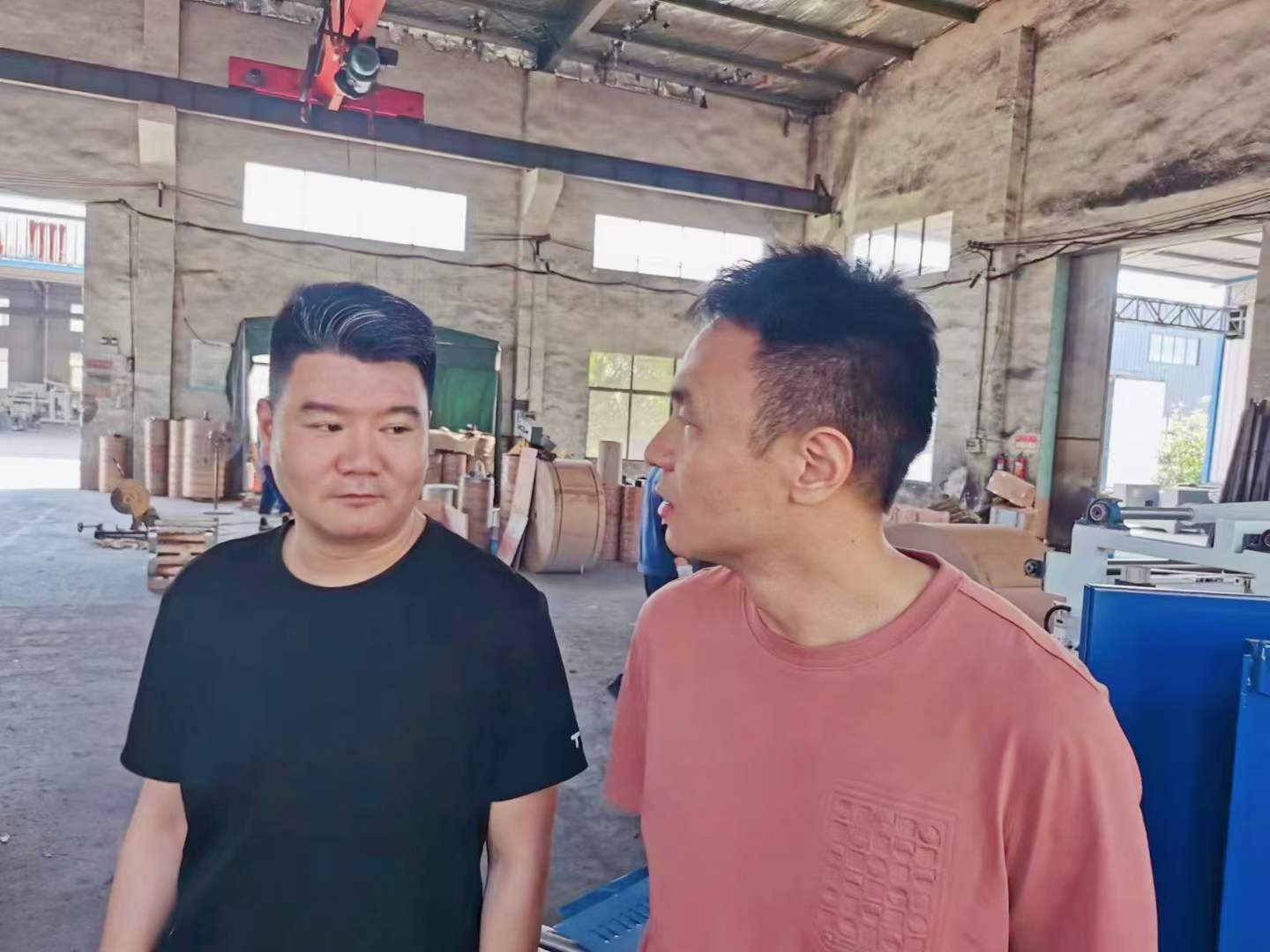 熱烈歡迎西工大趙盼博士后、教授帶領(lǐng)科研團(tuán)隊(duì)到上高縣雙新紙桶設(shè)備有限公司考察，雙方就全自動(dòng)鐵箍紙桶設(shè)備流水線(xiàn)的研發(fā)達(dá)成了初步的意向。